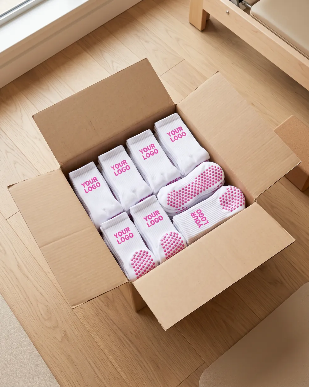Caja de envío abierta con una entrega trimestral de calcetines grip personalizados para estudio